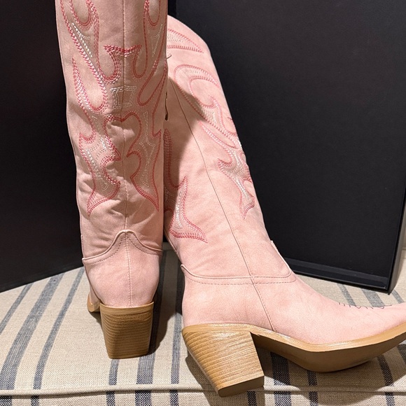 Wetkiss Stylish Pink Embroidered Knee High Heeled Boots - Picture 5 of 8